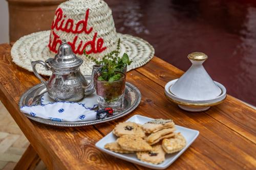 Makanan di atau di tempat lain dekat riad