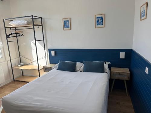 Ένα ή περισσότερα κρεβάτια σε δωμάτιο στο Hôtel de la Poste - Piriac-sur-mer