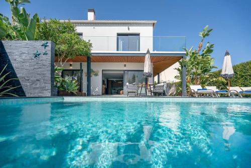 Stylish Algarve Retreat- Priv. Pool & Beach Nearby