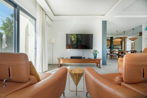 Stylish Algarve Retreat- Priv. Pool & Beach Nearby