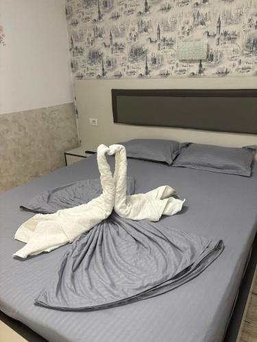 - une serviette blanche sur un lit dans une chambre dans l'établissement Klara house, à Constanţa