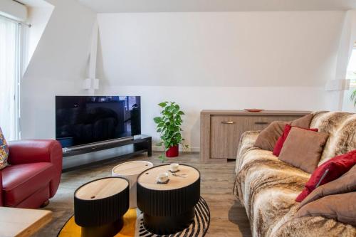 a living room with a couch and a tv at Beautiful apartment, shops within walking distance, Vannes 5 min in Plescop
