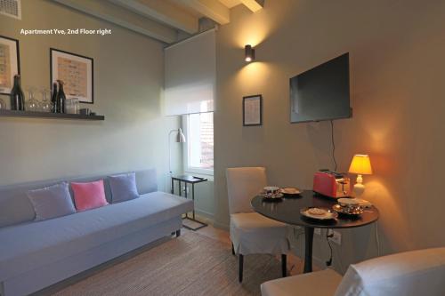 贝拉吉奥Casa Montebello的客厅里有一张沙发和一张桌子。