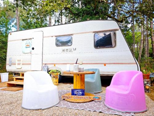 Fotografie z fotogalerie ubytování Guitard Caravan Club - Caravane romantique et insolite v destinaci Grézet-Cavagnan