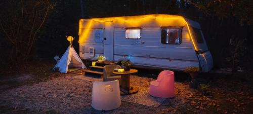 Fotografie z fotogalerie ubytování Guitard Caravan Club - Caravane romantique et insolite v destinaci Grézet-Cavagnan