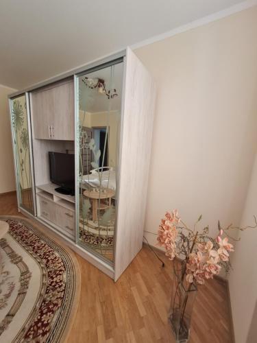 sala de estar con una gran pared de cristal en Апартаменти в центрі, en Lutsk