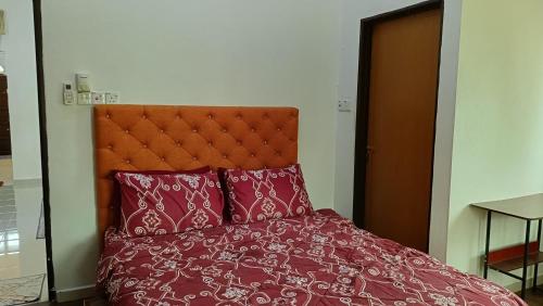 a bed with two pillows on top of it at Homestay Annur Barakah in Kampung Raja