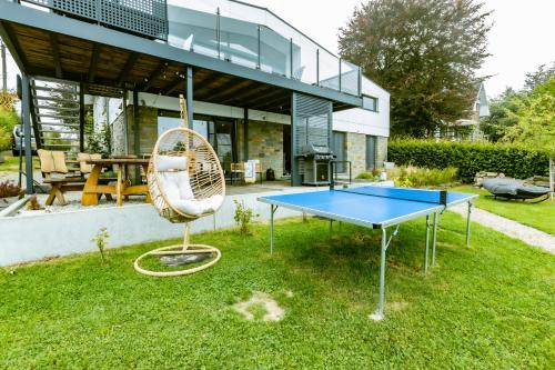 a ping pong table in the yard of a house at Terrier Ovifat - logement familial Nature et Sauna in Ovifat