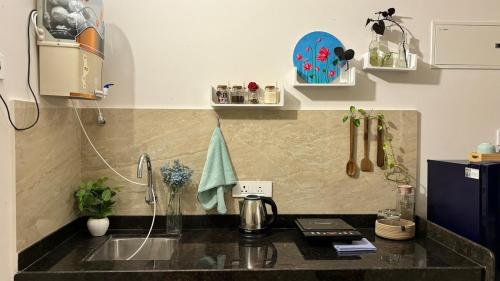 una cocina con fregadero y encimera en Casa Symphony- Hill View Spacious Studio in Baner-Pashan, en Pune