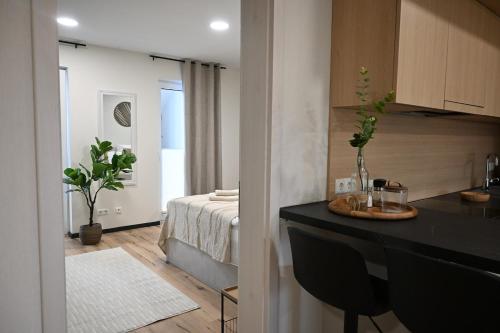 une pièce avec une chambre avec un lit et une table dans l'établissement Stilvolle & ruhige Ferienwohnung mit Terrasse & Garten, à Petershagen