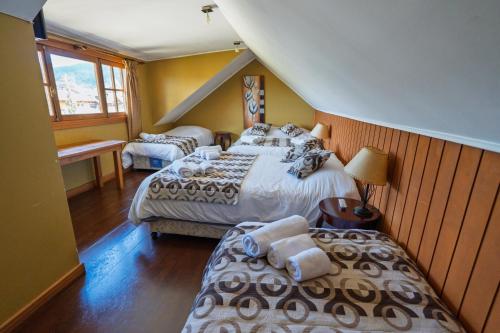 a bedroom with two beds and a window at Hotel San Giorgio in Capitán Pastene