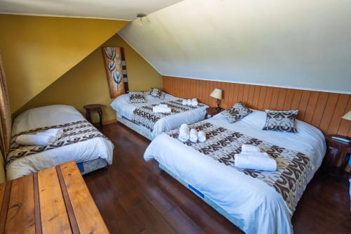 a room with two beds in a room at Hotel San Giorgio in Capitán Pastene