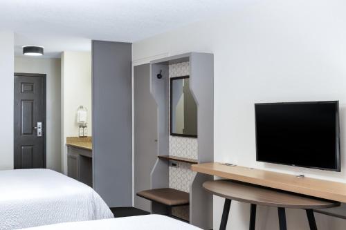 Holiday Inn Redding by IHGにあるテレビまたはエンターテインメントセンター