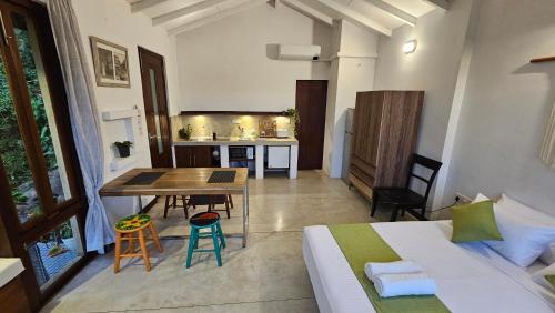 une chambre avec un lit et une table et une cuisine dans l'établissement Casa Selvita, à Kandy