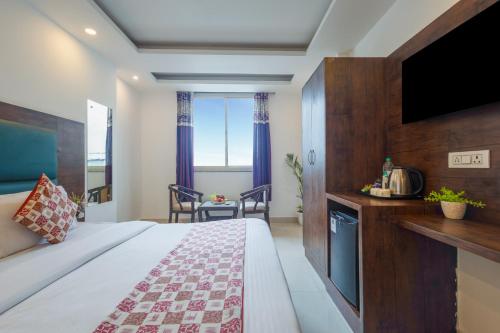 una habitación de hotel con una cama y un televisor en Hotel Krone Near Aerocity -FREE Airport Drop shubhaash, en Nueva Delhi