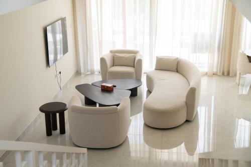 Zona de estar de Luxury Villas with Beach Access by VB Homes