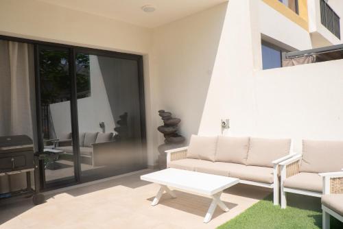 Zona de estar de Luxury Villas with Beach Access by VB Homes