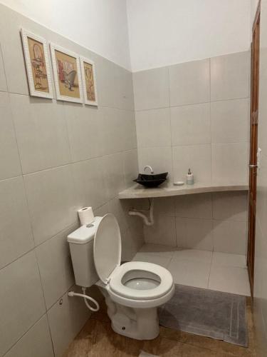 a bathroom with a white toilet in a room at Casa Viturino in Tailandia