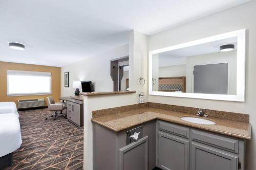 Кровать или кровати в номере Holiday Inn Redding by IHG