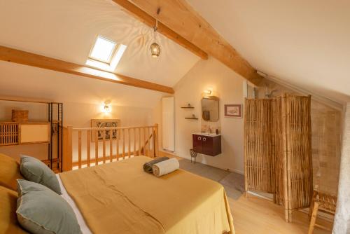 una camera da letto con un letto grande in una stanza di Villa Caormina a Prayssac