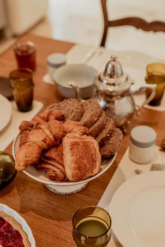 een tafel met een bord brood op een tafel bij Villa Caormina in Prayssac