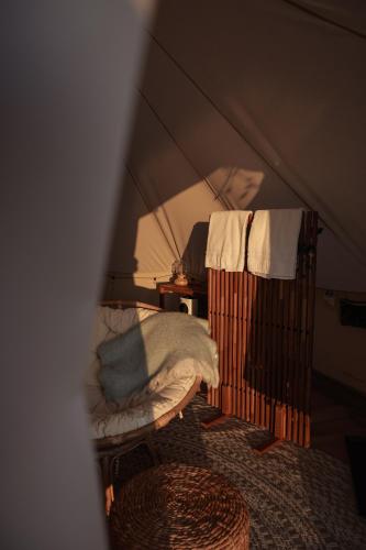a room with a bed in a tent at Glamping - Løvøya Oslofjord in Horten