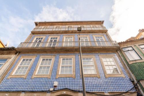 a blue and white building with white windows at Central & Cozy Studio by HostWise in Vila Nova de Gaia
