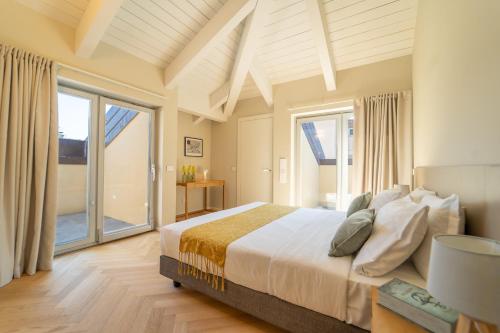 Ένα ή περισσότερα κρεβάτια σε δωμάτιο στο Como Timeless Residences Where History meets Luxury - The House Of Travelers