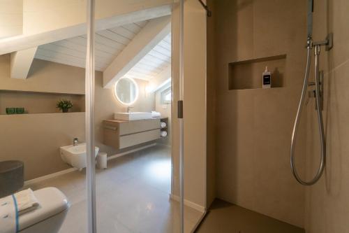 Ένα μπάνιο στο Como Timeless Residences Where History meets Luxury - The House Of Travelers