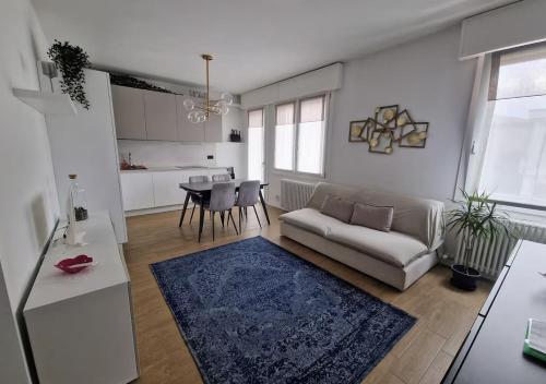 a living room with a couch and a table at Residenza De Gasperi in Preganziol