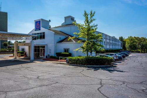 a building with cars parked in a parking lot at Motel 6 Fort Mill, SC - Charlotte in Fort Mill