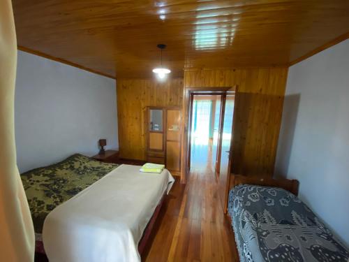 ein kleines Schlafzimmer mit einem Bett und einem Flur in der Unterkunft Joly in Wanda