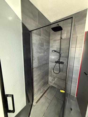 una doccia con una porta in vetro in un bagno di Samtenssonne a Samtens