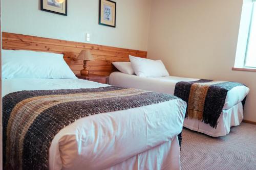 Postel nebo postele na pokoji v ubytování Hotel Borde Lago