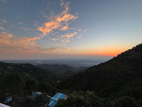 a view of a sunset from a mountain at Vansathli I Near Mall Road Kasauli I Open Garden & Rooftop I by Humble stay villa in Kasauli