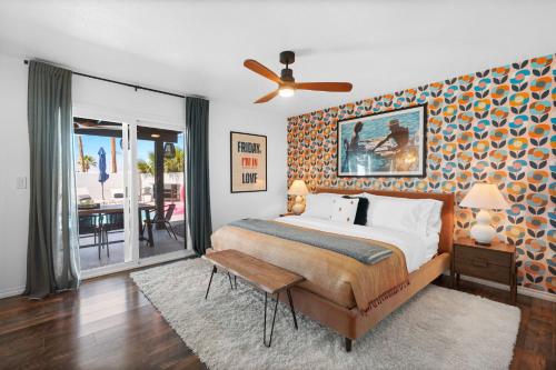 Un dormitorio con una cama y un ventilador de techo. en Mountain View Oasis - Private Pool, Game Room & Fire Pit Overlooking Coachella Valley, en Desert Hot Springs