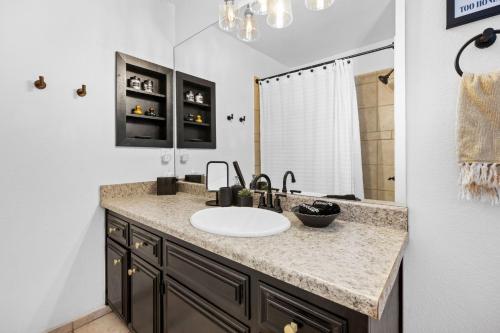 un baño con lavabo y espejo en Mountain View Oasis - Private Pool, Game Room & Fire Pit Overlooking Coachella Valley, en Desert Hot Springs