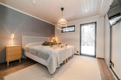 Ένα ή περισσότερα κρεβάτια σε δωμάτιο στο Modern 5BR Villa with Sauna, Jacuzzi & Scenic Views in Rukatunturi
