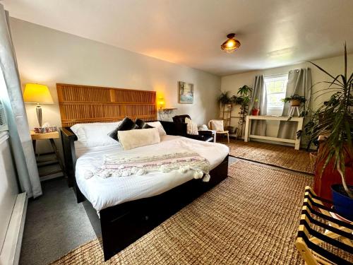 Un dormitorio con una cama grande en una habitación. en NookSide Nest 1 bedroom Upstairs suite King, Queen, Kitchenette, Parking, en Carleton Place
