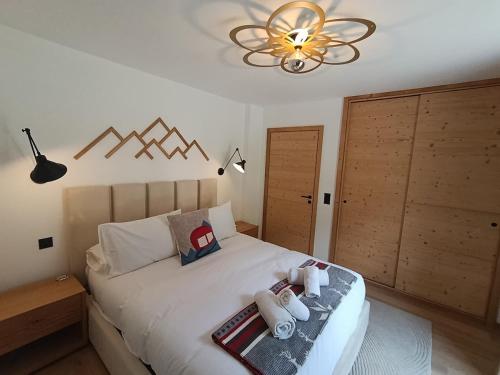 une chambre avec un lit avec deux animaux en peluche dessus dans l'établissement NEW APT, 100m from ski lift, à Châtel