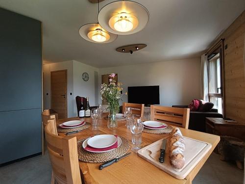 une table de salle à manger avec des assiettes et des plats dessus dans l'établissement NEW APT, 100m from ski lift, à Châtel