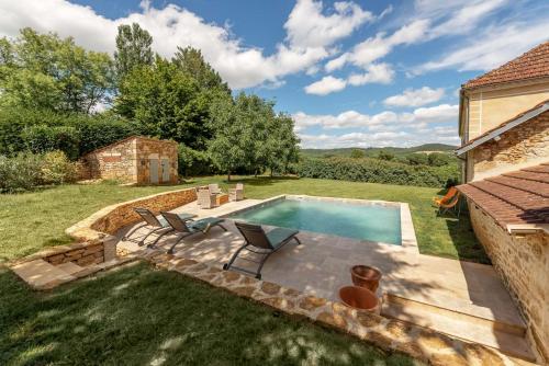 una piscina nel cortile di una casa di Villa Caormina a Prayssac