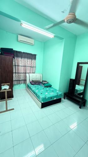 ein blaues Zimmer mit einem Bett und einem Fenster in der Unterkunft 1573 Guesthouse Seremban Jaya Homestay in Seremban