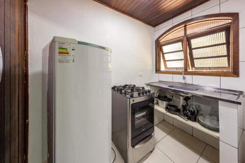 una cucina con frigorifero e fornello di B Homy Hotel Fazenda APM a Caieiras