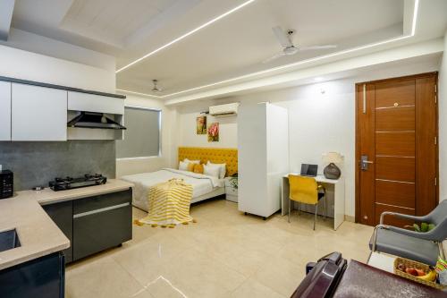 Postel nebo postele na pokoji v ubytování Lime Tree Luxury Studio - Service Apartment Near Artemis Hospital ,Gurgaon