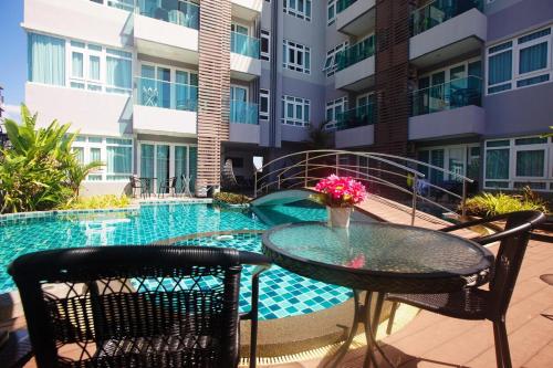 Kolam renang di atau dekat dengan Calypso Condo Naiharn