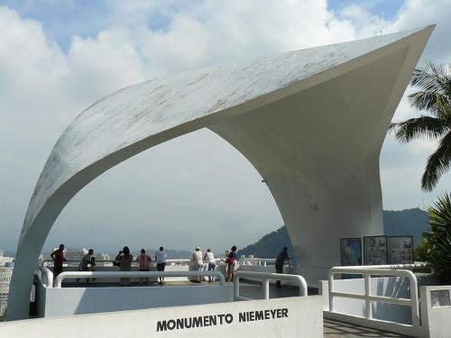 une grande arche en béton devant un bâtiment dans l'établissement Cantinho do mar, à São Vicente