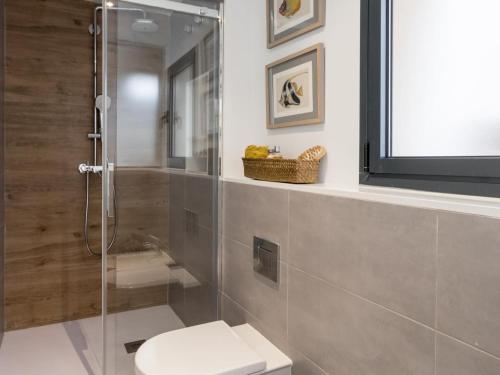 a bathroom with a toilet and a glass shower at ChezmoiHomes Plaza Nueva in Granada