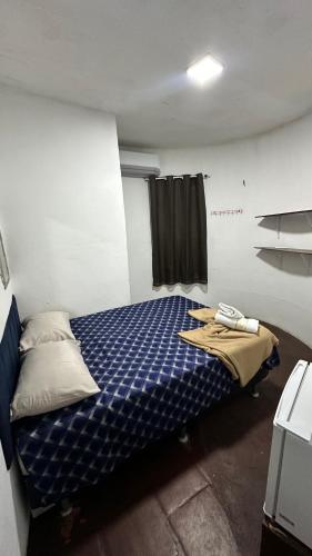 Habitación pequeña con cama en habitación en Pousada Capitólio 04 Canoa Quebrada, en Canoa Quebrada