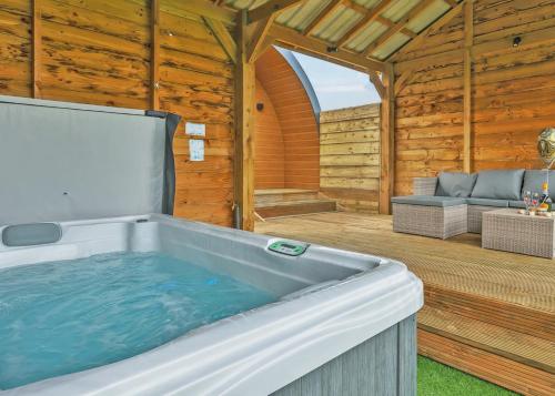a large hot tub in a wooden cabin at Bowbrook Lodges in Pershore